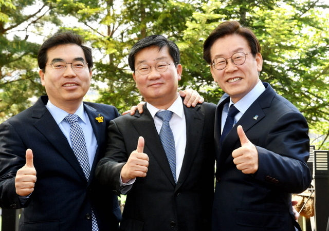 ▲ 25일 수원시 팔달구 달보드레에서 이재명 더불어민주당 경기도지사 예비후보(왼쪽)가 경선에 함께 했던 전해철 의원(가운데), 양기대 전 광명시장(오른쪽)이 도지사 선거 필승을 다짐하며 엄지를 들어 보이고 있다. 이날 이재명 예비후보는 함께 경선을 치른 양기대 전 시장, 전해철 의원과 만나 오찬 간담회를 가졌다.전형민기자