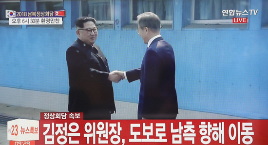 ▲ 27일 오전 판문점에서 문재인 대통령과 김정은 국무위원장이 악수하고 있다.  판문점공동취재단=연합뉴스