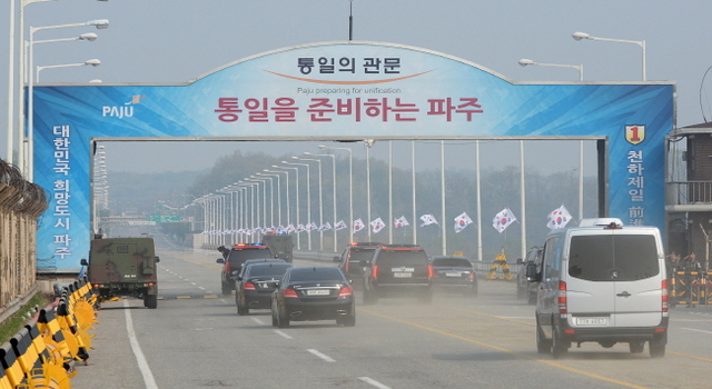 크기변환_통일대교 통과하는 문재인 대통령 차량 조 180427 (6).jpg