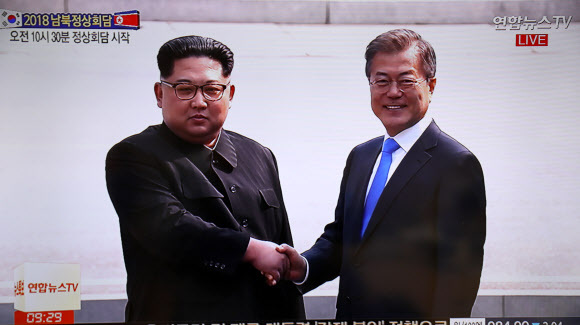 ▲ 2018남북정상회담이 열린 27일 문재인 대통령이 판문점에서 북한 김정은 국무위원장을 만나 악수하고 있다.  판문점공동취재단=연합뉴스