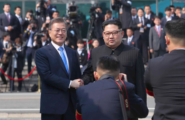 ▲ 악수하는 남북정상 2018남북정상회담이 열린 27일 문재인 대통령이 판문점에서 북한 김정은 국무위원장을 만나 악수하고 있다. 판문점공동취재단=연합뉴스