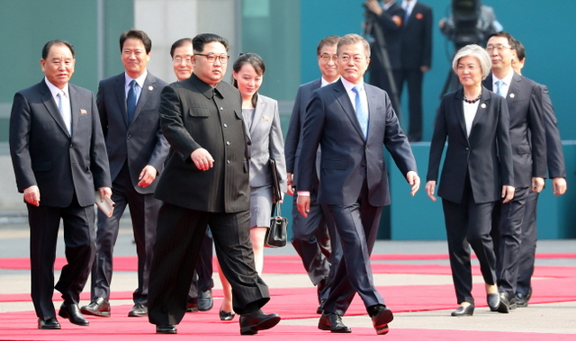 ▲ 문재인 대통령과 김정은 국무위원장이 27일 오전 판문점 평화의집앞에서 국군의장대 사열을 마친 후 정상회담장으로 이동하고 있다. 왼쪽부터 북한 김영철 통일전선부장, 임종석 비서실장, 정의용 국가안보실장, 북한 김정은 국무위원장, 북한 김여정 당중앙위 제1부부장, 서훈 국정원장, 문 대통령, 강경화 외교부 장관, 윤영찬 국민소통수석. 판문점공동취재단=연합뉴스