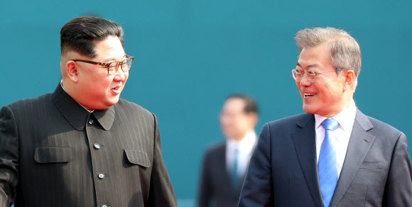 ▲ 문재인 대통령과 김정은 국무위원장이 27일 오전 판문점 평화의집앞에서 국군의장대 사열을 마친 후 정상회담장으로 이동하며 대화를 나누고 있다. 판문점공동취재단=연합뉴스