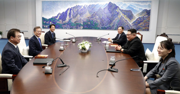 문재인 대통령과 북한 김정은 국무위원장이 27일 판문점 평화의집에서 첫 남북정상회담을 갖고 있다. 왼쪽 부터 남측 서훈 국가정보원장, 문 대통령, 임종석 대통령 비서실장. 오른쪽 부터 북측 김여정 당중앙위원회 제1부부장, 김 국무위원장, 김영철 당중앙위원회 부위원장. 판문점공동취재단=연합뉴스