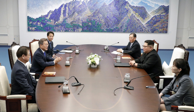 ▲ 문재인 대통령과 북한 김정은 국무위원장이 27일 오전 파주 판문점 평화의집에서 정상회담을 하고 있다. 왼쪽 아래부터 서훈 국가정보원장, 문 대통령, 임종석 비서실장, 김영철 당중앙위원회 부위원장, 김 위원장, 김여정 당중앙위원회 제1부부장. 판문점 공동취재단=연합뉴스