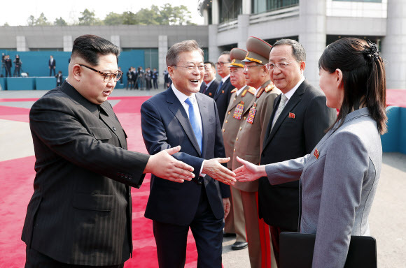 ▲ 문재인 대통령이 27일 오전 판문점에서 북한 김정은 국무위원장의 안내를 받으며 김여정 당 중앙위 제1부부장과 악수하고 있다. 판문점공동취재단=연합뉴스