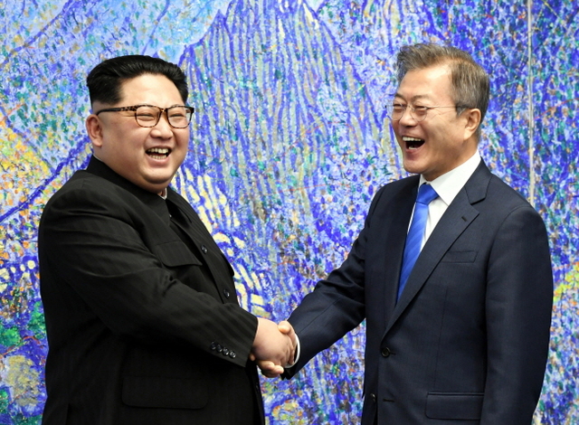 ▲ 문재인 대통령과 북한 김정은 국무위원장이 27일 오전 경기도 파주시 판문점 평화의 집에서 열린 ''2018 남북정상회담''앞서 기념촬영을 하며 함박웃음을 짓고 있다. 판문점공동취재단=연합뉴스