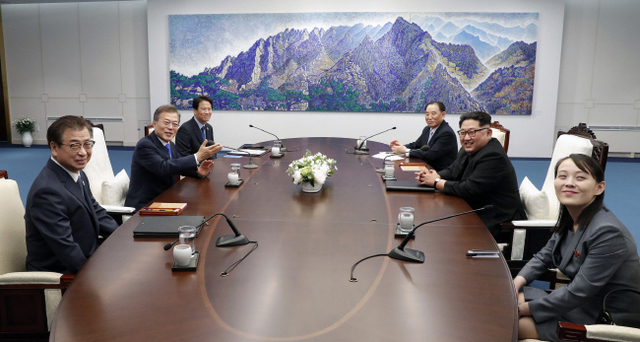 ▲ 문재인 대통령과 북한 김정은 국무위원장이 27일 경기 파주시 판문점 평화의 집에서 열린 2018남북정상회담에서 환담하고 있다. 왼쪽부터 시계방향으로 서훈 국가정보원장, 문 대통령, 임종석 대통령 비서실장, 북한 김영철 당중앙위원회 부위원장, 김정은 국무위원장, 김여정 당중앙위원회 제1부부장. 판문점공동취재단=연합뉴스