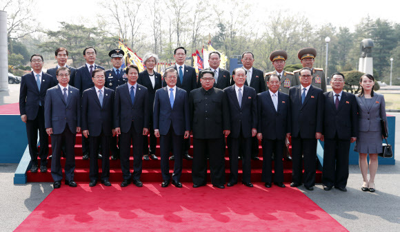 ▲ 문재인 대통령과 김정은 북한 국무위원장이 27일 오전 판문점에서 공식환영식을 마친 뒤 양측 수행원들과 기념촬영을 하고 있다. 앞줄 왼쪽부터 남측 서훈 국정원장, 정의용 청와대 안보실장, 임종석 대통령 비서실장, 문 대통령, 북측 김 국무위원장, 김영남 최고인민회의 상임위원장, 김영철, 리수용, 최휘 당중앙위원회 부위원장, 김여정 당중앙위원회 제1부부장. 뒷줄 왼쪽부터 남측 윤영찬 청와대 국민소통수석, 주영훈 경호처장, 조명균 통일부 장관, 정경두 합참의장, 강경화 외교장관, 송영무 국방장관, 북측 리선권 조국평화통일위원장, 리용호 외무상, 리명수 총참모장, 박영식 인민무력상. 판문점공동취재단=연합뉴스