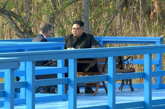 ▲ 문재인 대통령과 김정은 북한 국무위원장이 27일 오후 판문점 내 ''도보다리''에서 대화를 하고 있다. 판문점공동취재단=연합뉴스