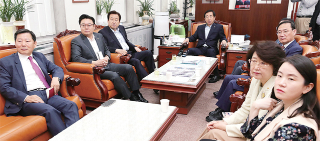 자유한국당 김성태 원내대표와 의원들이 문재인 대통령이 판문점에서 북한 김정은 국무위원장을 만나는 TV 생중계를 보고 있다. 연합뉴스