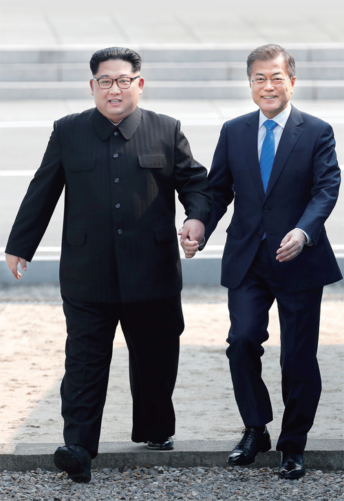 ▲ 평화의 시작 선에서… 문재인 대통령과 북한 김정은 국무위원장이 남북정상회담을 위해 27일 오전 판문점 군사분계선을 넘고 있다. 판문점공동취재단