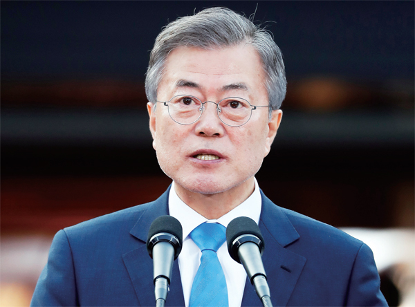 ▲ 문재인 대통령이 27일 오후 판문점 평화의 집 앞에서 남북정상회담 결과 합의된 판문점 선언을 발표하고 있다. 판문점공동취재단