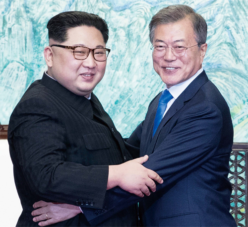 ▲ 남북정상회담이 열린 27일 판문점 평화의 집에서 문재인 대통령과 김정은 북한 국무위원장이 한반도의 평화와 번영, 통일을 위한 판문점 선언문에 서명 후 포옹하고 있다. 이날 선언문에는 한반도 비핵화, 남북 불가침, 상호협력과 교류 등의 내용이 담겼다. 판문점공동취재단