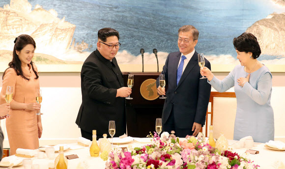 ▲ 문재인 대통령과 부인 김정숙 여사가 27일 오후 판문점 평화의 집에서 열린 남북정상회담 만찬에서 북한 김정은 국무위원장 내외와 건배하고 있다. 판문점공동취재단=연합뉴스