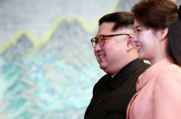 ▲ 김정은 국무위원장 내외가 27일 오후 판문점 평화의 집에서 열린 남북정상회담 만찬에서 앞서 활짝 웃고 있다. 판문점공동취재단=연합뉴스