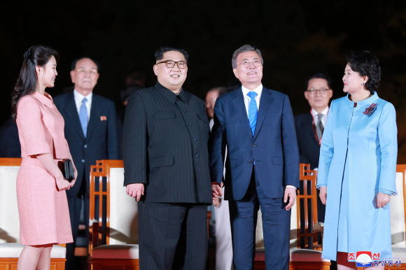 ▲ 북한 조선중앙통신이 지난 27일 문재인 대통령과 부인 김정숙 여사, 김정은 북한 국무위원장과 리설주 여사가 판문점 평화의 집 앞마당에서 환송공연을 감상하는 모습을 28일 보도했다. 판문점공동취재단=연합뉴스