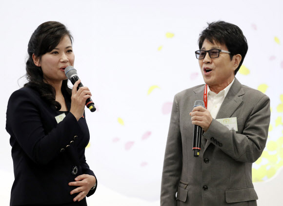▲ 27일 오후 가수 조용필과 현송월 삼지연관현악단 단장이 평화의 집에서 열린 남북정상회담 만찬에서 함께 노래하고 있다. 판문점공동취재단=연합뉴스