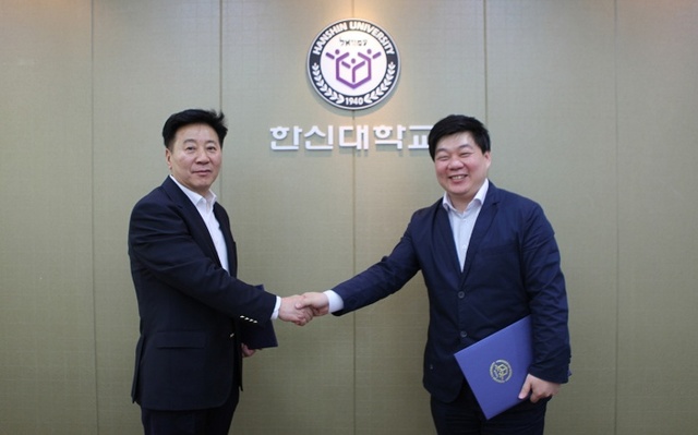 ▲ 백민석 국제교류원장(왼쪽)과 차이나리뷰 이건웅 대표(오른쪽)이 협약 체결 후 악수를 하고 있다.