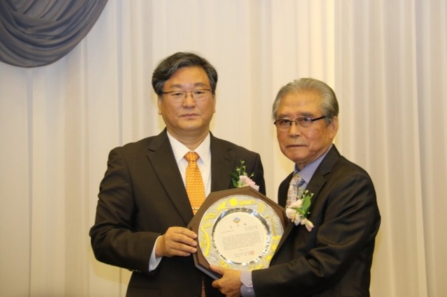 ▲ 이재복 이사장과 홍기헌 전임 이사장