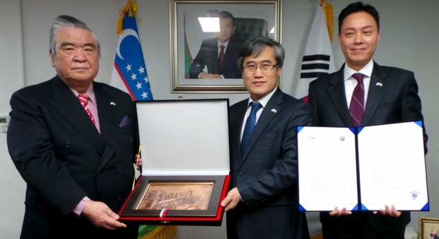 ▲ 좌에서 첫번째  비탈리 펜 대사 가운데 김진용 청장