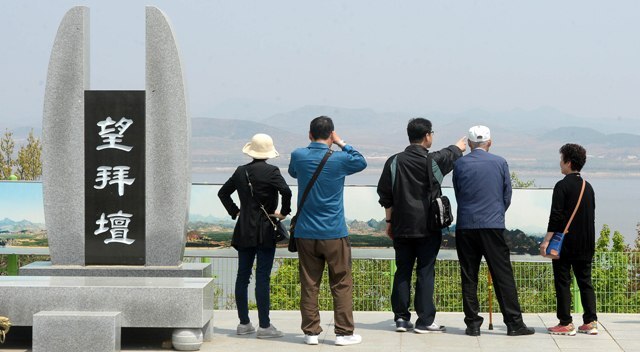 ▲ 내고향은 어디에--역사적인 4·27 남북정상회담 이후 첫 주말을 맞은 29일 오전 인천시 강화군 양사면 강화전망대를 찾은 실향민들과 나들이객들이 망배단에 올라 북녘땅을 바라보고 있다.장용준기자