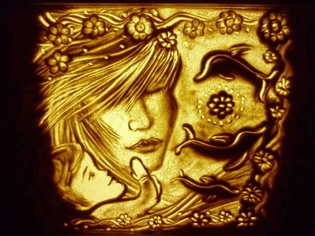 ▲ 1200px-Sand_Artist_Lawrence_Asia_International_Sand_Animation_Art_7