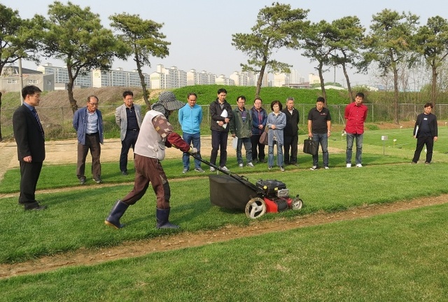 ▲ 도 농기원, 학교운동장 잔디관리 기술교육