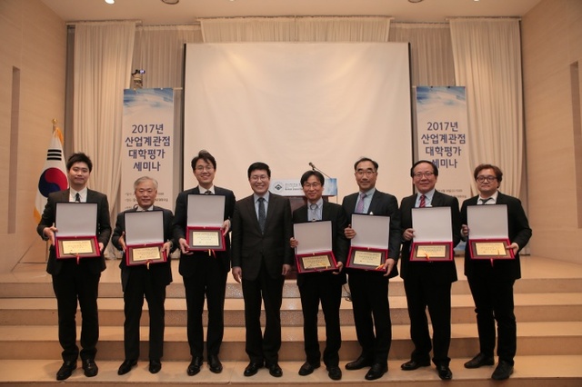 ▲ 인하대 화학공학과 교수와 학생들