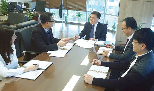 직원들과 회의중인 주광윤 신용보증기금 경기영업본부장.