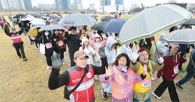 송도 달빛축제공원에서 시민들과 인천적십자봉사원, 학생 등 참가자들이 한마음 한뜻으로 발걸음을 옮기고 있다.