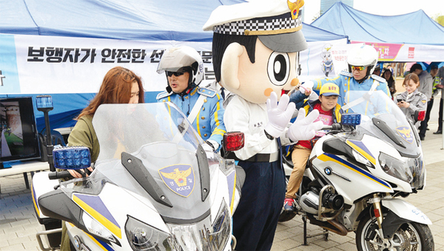 참가자들이 인천경찰청 고속도로 순찰대 오토바이 탑승 체험을 하고 있다..