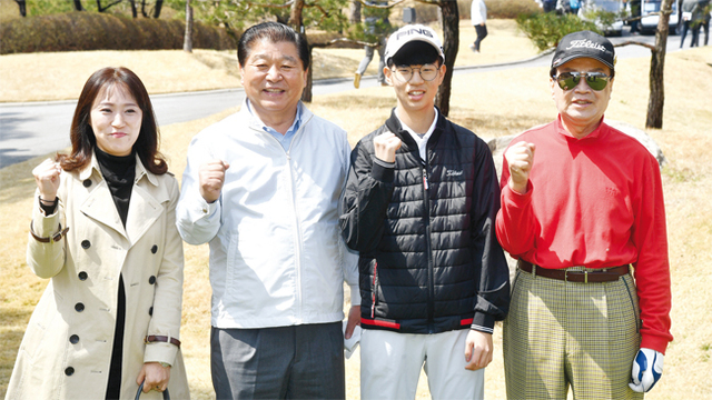 이석우 남양주시장(왼쪽 두번째), 신선철 경기일보회장(맨 오른쪽)이 골프꿈나무들과 함께 파이팅을 외치고 있다. 이번 행사는 남양주시 체육회와 경기일보가 공동 주최했다