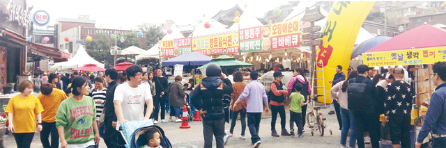 남문로데오시장에서 열린 먹거리축제에서 시민들이 너나할 것 없이 시장을 구경하고 있다.