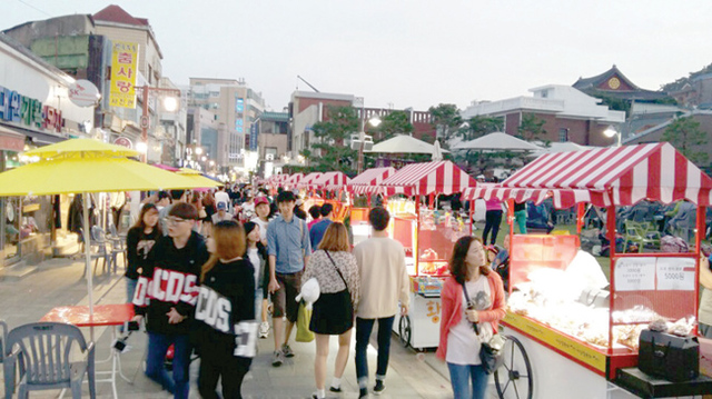 지난달 27일 남문로데오시장의 명소 아트홀에서 상인회 직원들이 시설 점검을 하고 있다.
