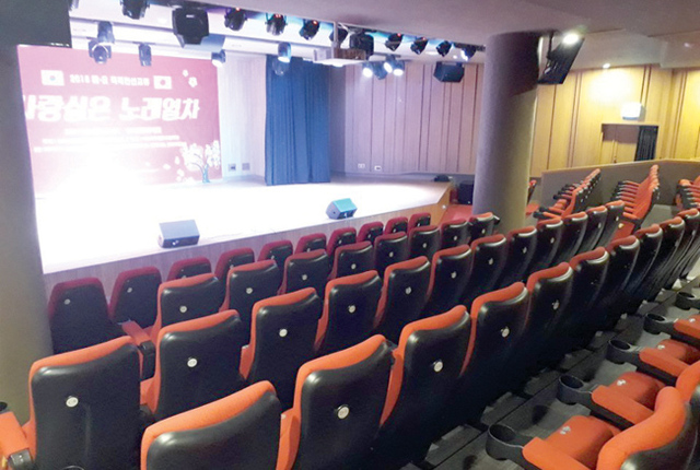 남문로데오시장의 명물 ‘꽃마차’ 포장마차가 줄 서 있는 가운데, 시민들이 시장을 누비고 있다.