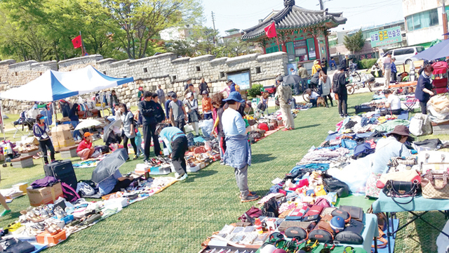 남문로데오시장과 화성 행궁 등에 걸쳐 넓게 열린 벼룩시장에서 시민들이 여유를 즐기고 있다.