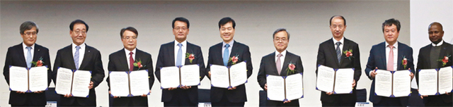 지난 4월11일 송도컨벤시아에서 열린 송도 글로벌 바이오 허브 조성 심포지엄에서 인천경제자유구역청과 김태한 삼성바이오로직스 대표이사 등 8개 바이오분야 기관들과 협약체결식이 열렸다.