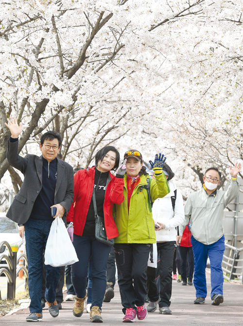 하남 유니온파크 일대에서 참가자들이 꽃길을 걸으며 봄 정취를 만끽하고 있다.