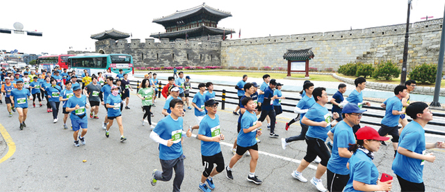 10km 부문 참가 선수들이 힘찬 발걸음으로 장안문 앞을 지나고 있다.