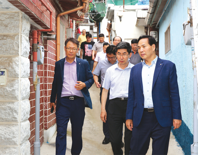 황효진 사장이 십정2구역과 송림초교주변구역 주거환경개선사업 현장을 방문해 장마철 취약구역의 안전사고와 피해 발생여 부를 점검하고 있다.