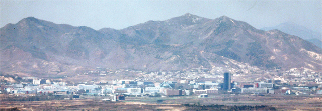 남북정상회담을 10여 일 앞둔 지난 16일 오전 파주에서 바라 본 개성공단 모습. 연합뉴스