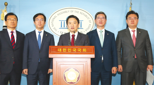 남경필 경기도지사가 4월9일 국회 정론관에서 자유한국당 의원들과 함께 정부의 수도권 규제법안을 비판하고 있다.