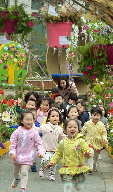 ▲ 제96회 어린이날을 나흘 앞둔 1일 오전 인천시 연수구청 한마음광장에 조성된 봄꽃축제 행사장에서 어린이날을 자축하듯 유치원생들이 웃음띤 얼굴로 달려 가고 있다.장용준기자