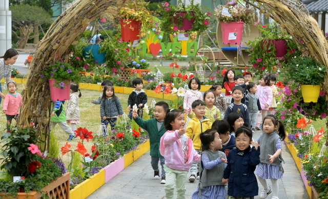 ▲ 제96회 어린이날을 나흘 앞둔 1일 오전 인천시 연수구청 한마음광장에 조성된 봄꽃축제 행사장에서 어린이날을 자축하듯 유치원생들이 웃음띤 얼굴로 달려 가고 있다.장용준기자