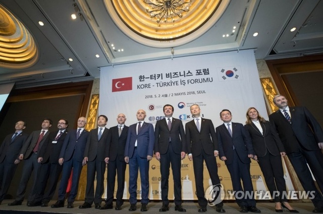 ▲ 대한상공회의소가 터키대외경제협력위원회와 함께 2일 서울 소공동 롯데호텔에서 ‘터키 재무장관 초청 한-터키 비즈니스 포럼’을 개최했다.(오른쪽 세 번째부터 김준동 대한상의 부회장, 백 장관, 니하트 제이베키 터키 경제부 장관, 나일 올팍 터키 대외경제협력위원회 회장). 사진/연합뉴스