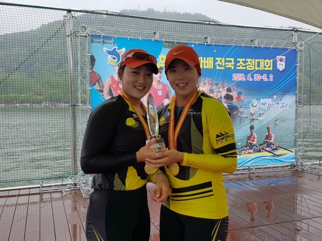 ▲ 여자 일반부 더블스컬서 우승한 수원시청의 고예령ㆍ강지윤 콤비(왼쪽부터).수원시청 제공