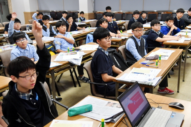 하안북중학교 학생들이 2일 수원 경기일보 본사에서‘1일 기자체험-띵동, 기사 배달왔습니다’에 참여, 기자역활 및 신문제작을 체험하고 있다. 경기일보가 경기·인천지역 중학생을 대상으로 실시하는 1일 기자체험은 중학교 자유학기제 취지에 맞춰 토론·실습·체험을 중심으로 이뤄진다. 김시범기자