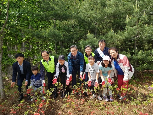 ▲ 농협성남시지부는 3일 가정의 달을 맞아 관내 봉사단체와 함께 ‘2018 깨끗하고 아름다운 꽃길 가꾸기’ 행사를 열었다. 사진=농협성남시지부 제공