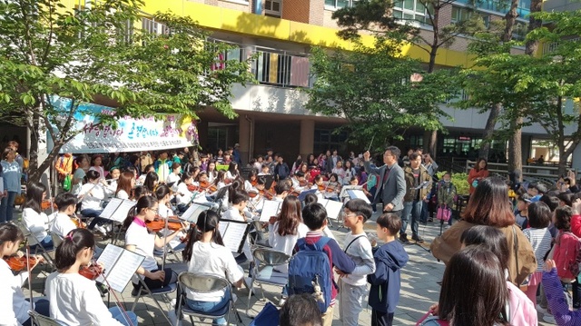 ▲ 수원신풍초, 가정의달 등굣길음악회 1
